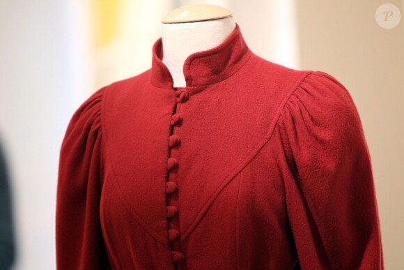 Cinq robes ayant appartenu à la regrettée Lady Di ont été vendues lors de la vente aux enchères annuelle Icônes et Idoles de Julien's Auctions les 5 et 6 décembre 2014 à Beverly Hills. Les lots ont été présentés à la presse le 12 novembre 2014 à la Ross Art Gallery à New York.
