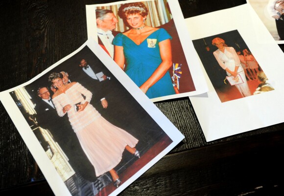 Cinq robes ayant appartenu à Lady Di ont été vendues lors de la vente aux enchères annuelle Icônes et Idoles de Julien's Auctions les 5 et 6 décembre 2014 à Beverly Hills. Les lots ont été présentés à la presse le 12 novembre 2014 à la Ross Art Gallery à New York. 