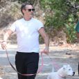  Joaquin Phoenix se prom&egrave;ne avec son chien &agrave; Beverly Hills Los Angeles, le 18 octobre 2014 