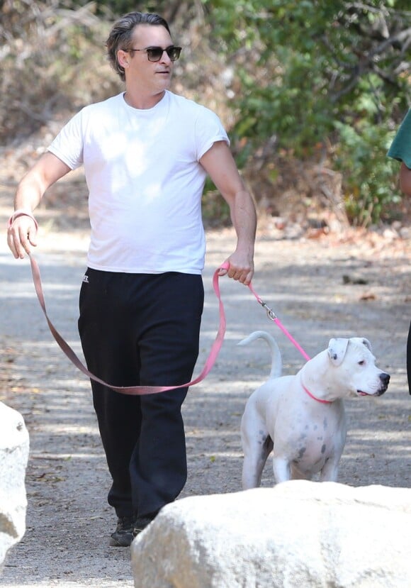 Joaquin Phoenix se promène avec son chien à Beverly Hills Los Angeles, le 18 octobre 2014