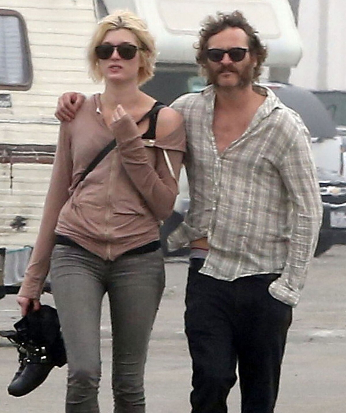 Photo Joaquin Phoenix et Heather Christie se promenent pieds nus dans