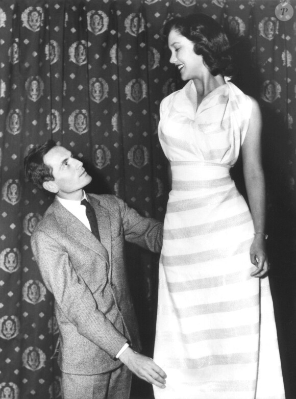 Miss America 1959, Mary Ann Mobley, entre les mains du couturier français Pierre Cardin, à New York le 11 septembre 1958. 