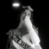 Couronnement de Mary Ann Mobley qui remporte le concours de Miss america 1959.