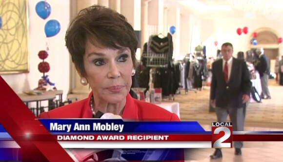 Mary Ann Mobley récompensée en 2013 pour ses engagements humanitaires.