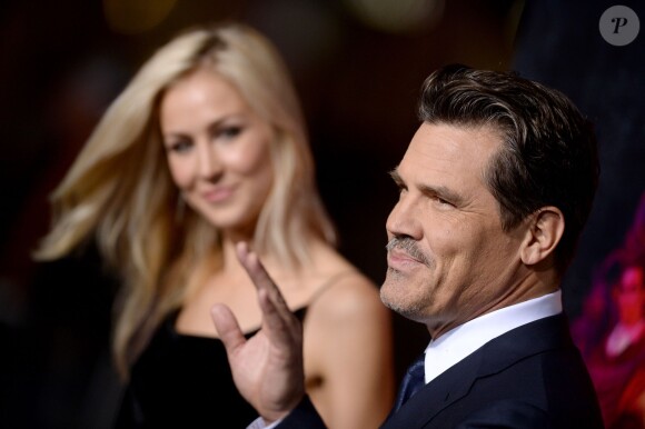 Josh Brolin et sa compagne sur le tapis rouge d'Inherent Vice au TCL Chinese Theatre, Los Angeles, le 10 décembre 2014.