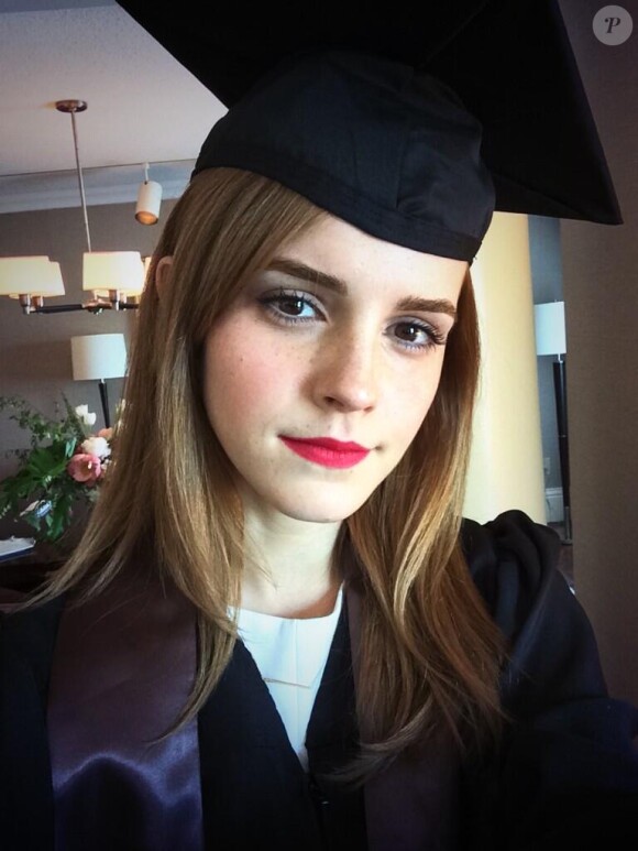 Emma Watson a posté une photo d'elle avec son mortarboard, puisqu'elle reçoit son diplôme de littérature anglaise de l'université de Brown aux Etats-Unis. En légende, un "!", pour exprimer toute sa joie et fierté