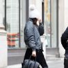 Kendall Jenner à New York, porte un bomber gris dérivé du Yeezus Tour, un sac Givenchy (modèle Lucrezia) et des bottines Céline. Le 10 décembre 2014.