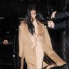 Kim Kardashian sous la pluie et tout de marron vêtue à Manhattan, New York, porte un manteau Max Mara (modèle Manuela), une robe American Apparel et des sandales Hermès. Le 9 décembre 2014.