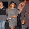 De sortie avec son mari Jay Z et leur fille Blue Ivy, Beyoncé porte un manteau Kisua sur une robe grise, et des sandales Pierre Hardy. Le 7 décembre 2014.