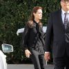 Angelina Jolie, habillée d'un chemisier et d'un pantalon noir Saint Laurent et chaussée de souliers Christian Louboutin à Los Angeles. Le 10 décembre 2014.