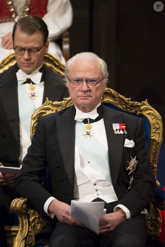Le prince Daniel et le roi Carl Gustav de Suède - Cérémonie de remise des Prix Nobel à Stockholm le 10 décembre 2014