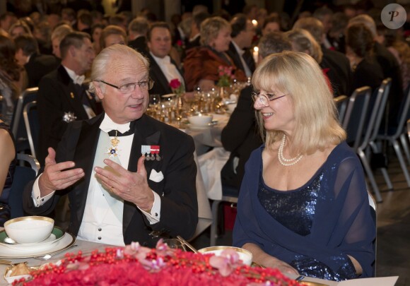 le roi Carl Gustav et Evi Heldin - Dîner de Gala en l'honneur des Prix Nobel à Stockholm en Suède le 10 novembre 2014.