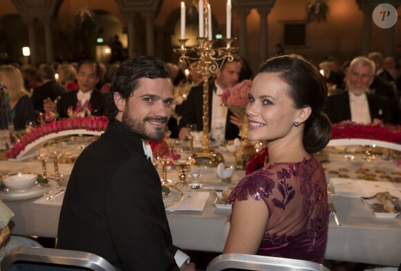 Le prince Carl Philip de Suède et sa fiancée Sofia Hellqvist - Dîner de Gala en l'honneur des Prix Nobel à Stockholm en Suède le 10 novembre 2014.