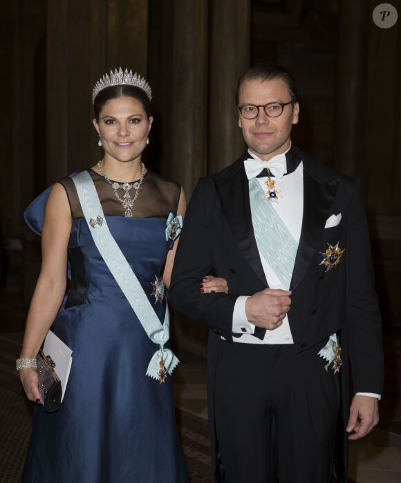 La princesse Victoria et le prince Daniel de Suède arrivant au dîner donné par le couple royal en l'honneur des lauréats des Prix Nobel au palais royal à Stockholm, le 11 décembre 2014.