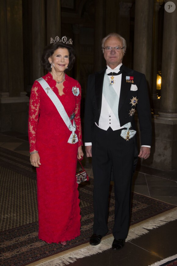 Le roi Carl Gustav et la reine Silvia de Suède arrivant au dîner donné par le couple royal en l'honneur des lauréats des Prix Nobel au palais royal à Stockholm, le 11 décembre 2014.