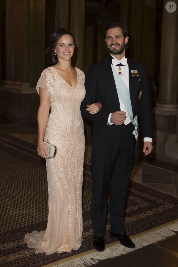 Le prince Carl Philip et sa fiancée Sofia Hellqvist arrivant au dîner donné par le couple royal en l'honneur des lauréats des Prix Nobel au palais royal à Stockholm, le 11 décembre 2014.