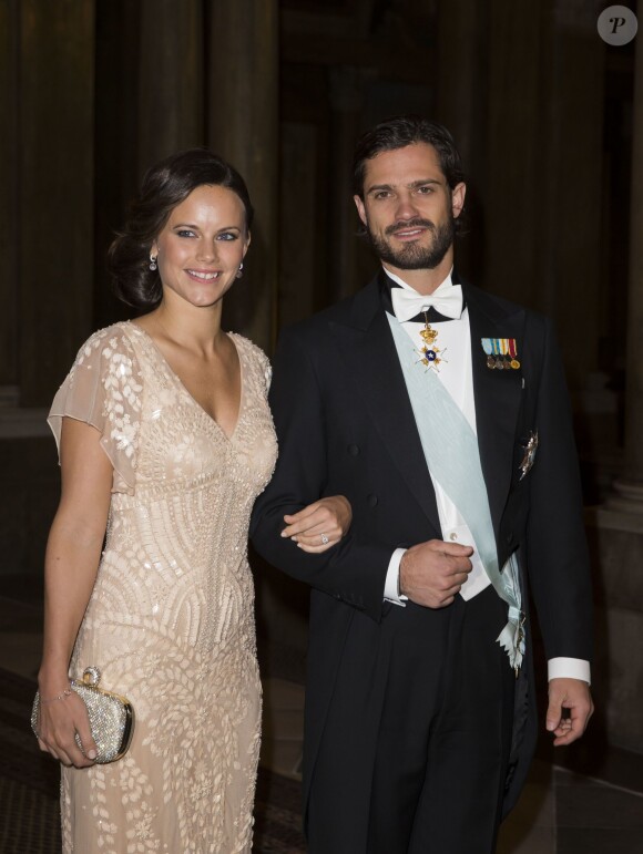 Le prince Carl Philip et sa fiancée Sofia Hellqvist arrivant au dîner donné par le couple royal en l'honneur des lauréats des Prix Nobel au palais royal à Stockholm, le 11 décembre 2014.