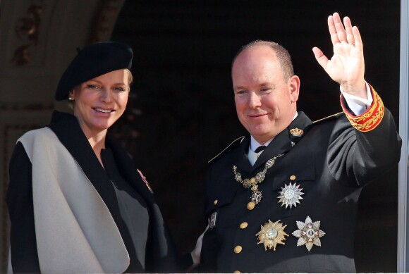 La princesse Charlène (enceinte) (habillée en Akris) et le prince Albert II de Monaco - La famille de Monaco au balcon du palais princier lors de la fête nationale monégasque. Le 19 novembre 2014