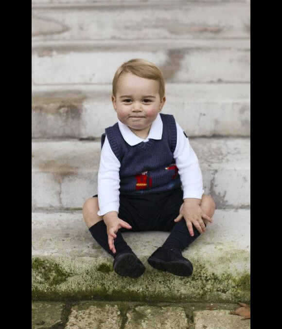 Le petit prince George pris en photo à Kensington Palace, en novembre 2014. Photo publiée par Clarence House le 14 décembre 2014
