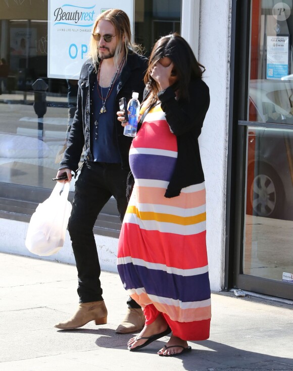 Zoe Saldana, très enceinte, et son mari Marco Perego sont allés prendre le petit déjeuner à Los Angeles, le 24 novembre 2014.