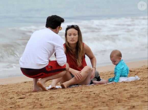 Exclusif - Olivia Wilde, son fiancé Jason Sudeikis et leur fils Otis sur une plage de Maui, à Hawaï. Le 5 décembre 2014.