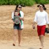 Exclusif - Olivia Wilde, son fiancé Jason Sudeikis et leur fils Otis profitent d'un bel après-midi sur une plage de Maui, à Hawaï. Le 5 décembre 2014.