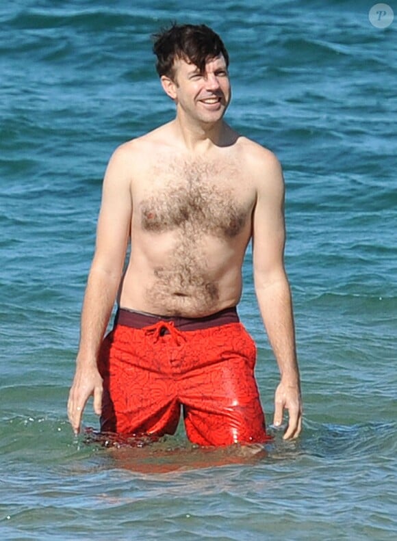 Exclusif - Jason Sudeikis se baigne sur une plage à Maui, à Hawaï. Le 5 décembre 2014.