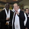 Le prince Albert II de Monaco était au stade Louis-II le dimanche 14 décembre 2014 pour le choc de Ligue 1 entre l'ASM et l'OM. Papa des jumeaux Jacques et Gabriella, dont son épouse Charlene a accouché le 10 décembre, il a pu chaleureusement saluer des légendes de l'AS Monaco, comme Fabien Barthez, Lilian Thuram, Ludovic Giuly, Manuel Amoros ou encore Marco Simone, venus fêter les 90 ans du club.