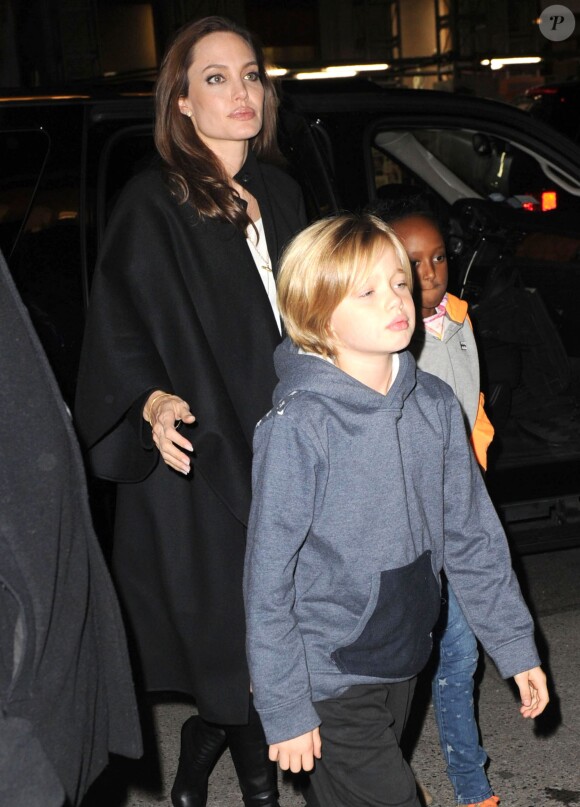 Angelina Jolie emmène ses filles Shiloh et Zahara faire du shopping à New York, le 21 novembre 2014.