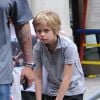 Les enfants de Brad Pitt et Angelina Jolie, Shiloh et Pax dans les rues de New York avec leur garde du corps, le 12 mai 2014.