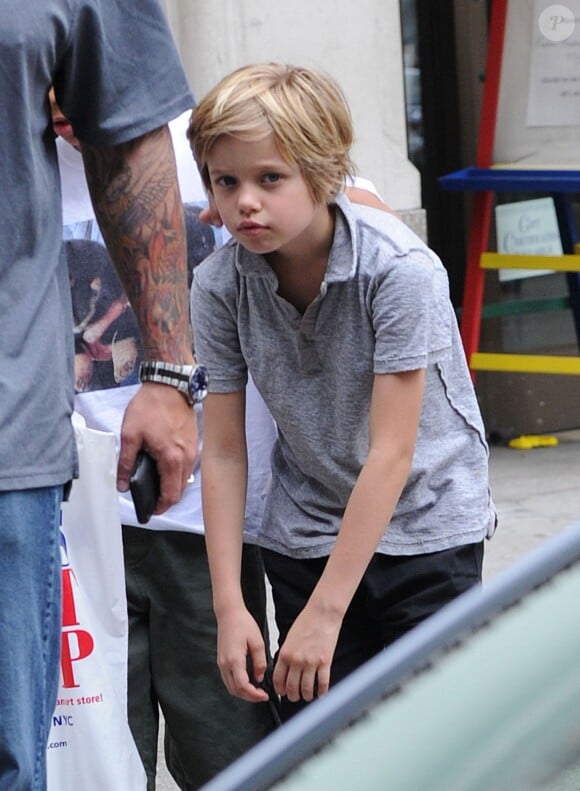 Les enfants de Brad Pitt et Angelina Jolie, Shiloh et Pax dans les rues de New York avec leur garde du corps, le 12 mai 2014.
