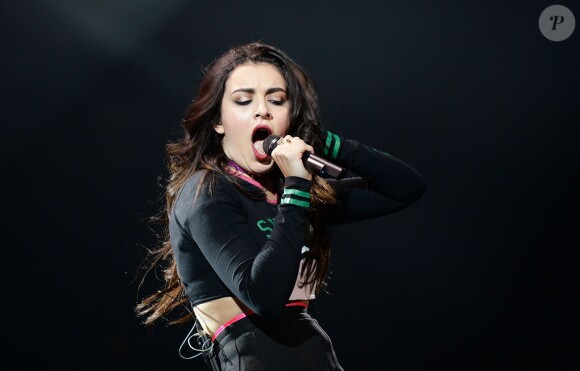 Charli XCX preste lors du Jingle Ball de la station Hot 99.5 au Verizon Center. Washington, le 15 décembre 2014.