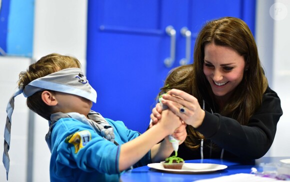Kate Middleton visite la 23e section des Poplar Beaver Scout Colony, à Londres, le mardi 16 décembre 2014.