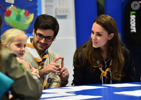Kate Middleton en visite à la 23e section des Poplar Beaver Scout Colony, à Londres, le 16 décembre 2014.