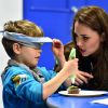 Kate Middleton visite la 23e section des Poplar Beaver Scout Colony, à Londres, le 16 décembre 2014.