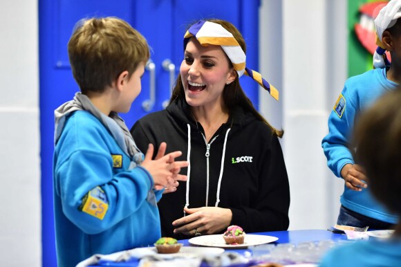 Kate Middleton visite la 23e section des Poplar Beaver Scout Colony, à Londres, le 16 décembre 2014.