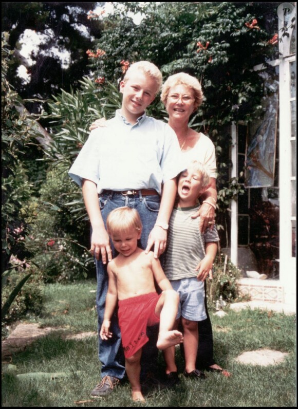 Colette, l'épouse de Philippe Bouvard, et leurs petits enfants dans leur villa à Cannes, le 19 août 1994.