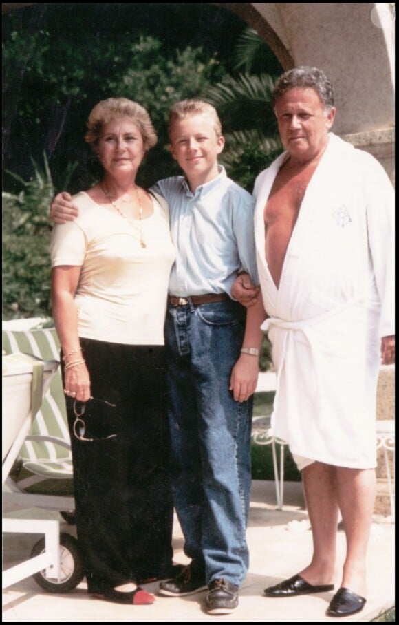 Philippe Bouvard avec son épouse Colette et leur petit fils dans leur villa à Cannes, le 19 août 1994.