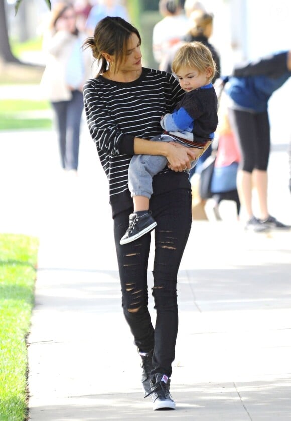 Alessandra Ambrosio et son fils Noah à Los Angeles. Le 15 décembre 2014.