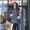 Alessandra Ambrosio quitte le centre commercial Barneys New York à Beverly Hills, le 15 décembre 2014.