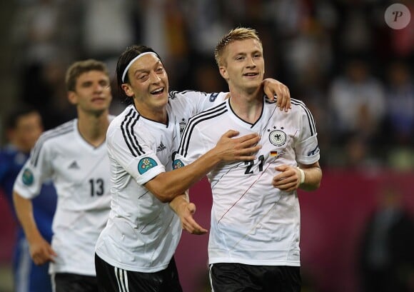 Marco Reus félicité par Mesut Özil lors du quart de finale de l'Euro 2000 entre l'Allemagne et la Grèce le 22 juin 2012