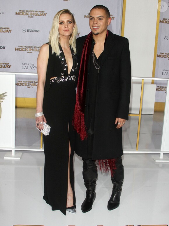 Evan Ross et sa femme Ashlee Simpson - Avant-première du film Hunger Games - La Révolte (partie 1) à Los Angeles le 17 novembre 2014