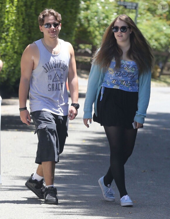 Prince Jackson se promène avec sa petite amie Nikita Bess et sa mère à Beverly Hills. Le 8 mai 2014 