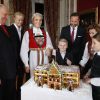 Les membres de la famille royale de Norvège - le roi Harald, la reine Sonja, le prince Haakon, la princesse Mette-Marit, la princesse Ingrid Alexandra (10 ans), le prince Sverre Magnus (9 ans) et Marius Borg (17 ans) - ont pris la pose autour d'un gâteau-château en pain d'épices réalisé par des enfants de l'école maternelle de Fridheim, au palais le 17 décembre 2014 pour les fêtes de Noël.