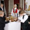 Les membres de la famille royale de Norvège - le roi Harald, la reine Sonja, le prince Haakon, la princesse Mette-Marit, la princesse Ingrid Alexandra (10 ans), le prince Sverre Magnus (9 ans) et Marius Borg (17 ans) - ont pris la pose autour d'un gâteau-château en pain d'épices réalisé par des enfants de l'école maternelle de Fridheim, au palais le 17 décembre 2014 pour les fêtes de Noël.