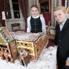 Sverre Magnus et Ingrid Alexandra ont admiré le travail des enfants de l'école maternelle de Fridheim, qui ont réalisé un gâteau-château en pain d'épices inspiré du palais royal. Les membres de la famille royale de Norvège - le roi Harald, la reine Sonja, le prince Haakon, la princesse Mette-Marit, la princesse Ingrid Alexandra (10 ans), le prince Sverre Magnus (9 ans) et Marius Borg (17 ans) - ont pris la pose au palais le 17 décembre 2014 pour les fêtes de Noël.