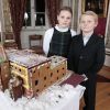 Sverre Magnus et Ingrid Alexandra ont admiré le travail des enfants de l'école maternelle de Fridheim, qui ont réalisé un gâteau-château en pain d'épices inspiré du palais royal. Les membres de la famille royale de Norvège - le roi Harald, la reine Sonja, le prince Haakon, la princesse Mette-Marit, la princesse Ingrid Alexandra (10 ans), le prince Sverre Magnus (9 ans) et Marius Borg (17 ans) - ont pris la pose au palais le 17 décembre 2014 pour les fêtes de Noël.