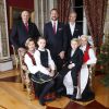 Les membres de la famille royale de Norvège - le roi Harald, la reine Sonja, le prince Haakon, la princesse Mette-Marit, la princesse Ingrid Alexandra (10 ans), le prince Sverre Magnus (9 ans) et Marius Borg (17 ans) - ont pris la pose au palais le 17 décembre 2014 pour les fêtes de Noël.