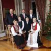 Les membres de la famille royale de Norvège - le roi Harald, la reine Sonja, le prince Haakon, la princesse Mette-Marit, la princesse Ingrid Alexandra (10 ans), le prince Sverre Magnus (9 ans) et Marius Borg (17 ans) - ont pris la pose au palais le 17 décembre 2014 pour les fêtes de Noël.