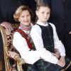 Ingrid Alexandra sur les genoux de la reine Sonja. Les membres de la famille royale de Norvège - le roi Harald, la reine Sonja, le prince Haakon, la princesse Mette-Marit, la princesse Ingrid Alexandra (10 ans), le prince Sverre Magnus (9 ans) et Marius Borg (17 ans) - ont pris la pose au palais le 17 décembre 2014 pour les fêtes de Noël.